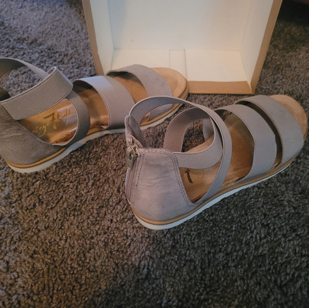 Strap sandals